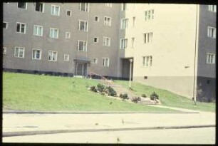 Blick auf ein Wohnhaus an der Landhausstraße