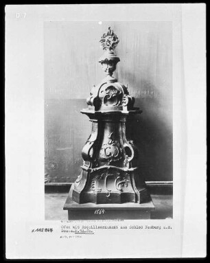 Ofen mit Rocailleornament aus Schloss Neuburg a. d. Donau