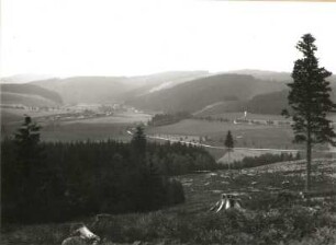 Westerzgebirge : Westerzgebirge. Tal der Zwickauer Mulde (vorn rechts) bei Eibenstock (heute Talsperre Eibenstock). Blick nach Westen zum Unteren Bahnhof Eibenstock gegen Kuhberg und Fuchsstein