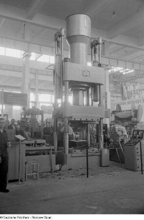 Hydraulische Presse der VVB Werkzeugmaschinen und Werkzeuge Chemnitz (WMW), Technische Messe 1953