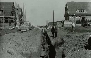 Güstrow. Dettmannsdorf. Baustelle in der Alt-Güstrower Straße. Tiefbauarbeiter beim manuellen Schachten eines Rohrgrabens