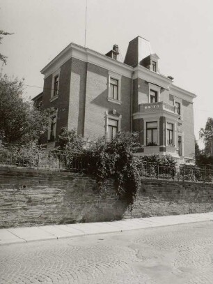 Markneukirchen, Villa : Markneukirchen (Vogtlandkreis), Villa (um 1890), Erlbacher Straße 13, Straßenansicht mit Einfriedung auf Stützmauer