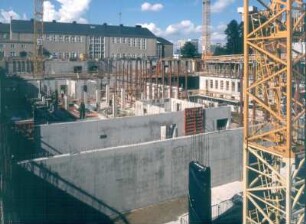 Baustelle Sächsische Landesbibliothek - Staats- und Universitätsbibliothek Dresden, Zentralbibliothek. Rohbau, Zentraler Lesesaal und Nordriegel von Südost : Dresden-Räcknitz, Zellescher Weg 18. Baustelle Sächsische Landesbibliothek - Staats- und Universitätsbibliothek Dresden, Zentralbibliothek. Rohbau, Zentraler Lesesaal und Nordriegel von Südost