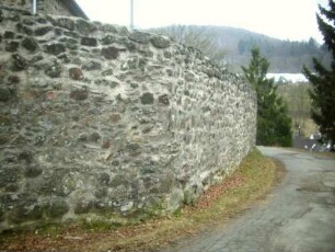 Eibach-Ansicht von Westen-Kirchhofmauer im im Verlauf nach Südwesten mit Werksteinen im Mauersteinverband (Wehrgang mit Steinbrüstung im späten 18 Jh abgetragen)