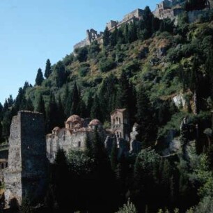 Mystras (Mistra). Turm der mittelalterlichen Stadtmauer und die Kirche Panagia Odigitria = Amfiklio. Anfang 14. Jh., mit westlichen Camanile, Droben Despoten-Palast