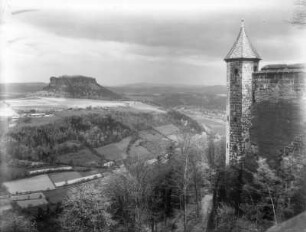 Königstein (Sächsische Schweiz). Nordbastion der Festung Königstein. Blick über die Elbe zum Lilienstein gegen Tanzplan