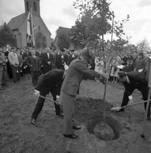1100jähriges Jubiläum der Laurentiuskirche in Hagsfeld mit Pflanzung einer Gedächtniseiche auf dem Hagsfelder Friedhof.