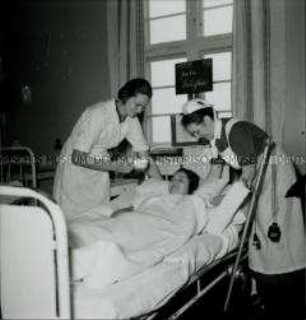 Arbeitsmaid des Reichsarbeitsdienstes wird in der Krankenpflege unterrichtet