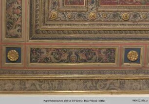 Kassettendecke mit Groteskenmalerei und Darstellungen zu Apollo
