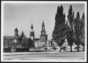 Dresden, Schloß und Hofkirche : Dresden. Blick vom Neustädter Ufer über die Elbe auf die Silhouette der Altstadt mit Ständehaus, Residenzschloss und Hofkirche und Augustusbrücke