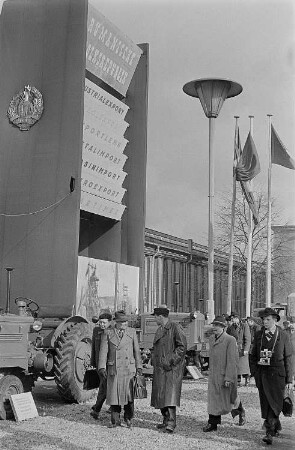Messebesucher am Außenstand der Volksrepublik Rumänien