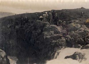 Island. Touristen der Hapag oberhalb des Glera-Wasserfalls bei Akureyri