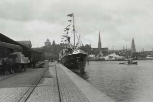 Lübeck, Burgtorhafen : Lübeck. Burgtorhafen. Ostkai mit Hafenbahnanlagen und Küstenpassagierdampfer "Svanen". Blick nach Süden auf nördliche Altstadt mit Burgtor, Jakobikirche und Marienkirche