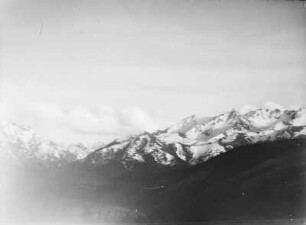 Gebirgszug : Panorama eines schneebedeckten Gebirgszugs im Tian Shan Hochgebirge