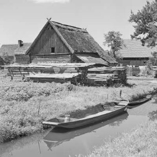 Strohgedecktes Blockhaus in Leipe mit Anlegerstelle. : Ze słomu kryta kładźita chěža w Lipjem z přistawnišćom.
