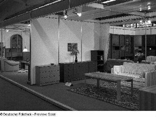 Ausstellungskoje des VEB Möbelkombinat Zeulenroda-Triebes (ZEUTRIE) mit Wohnzimmermöbeln