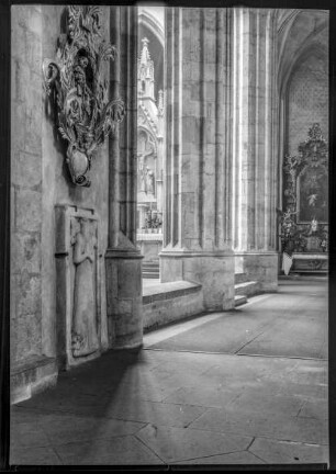 Kirche, Altar, Heiligenfigur in der Nische