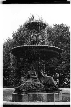 Kleinbildnegativ: Brunnen, Grimmstraße, Ecke Urbanstraße, 1984