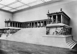 Blick auf den Pergamonaltar im Pergamonmuseum