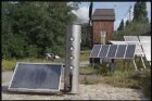 Sonnenkollektoren und Bockwindmühle