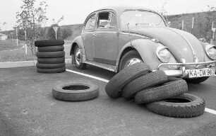 Autofahren auf dem Verkehrsübungsplatzes der Verkehrswacht des Stadt- und Landkreises Karlsruhe.