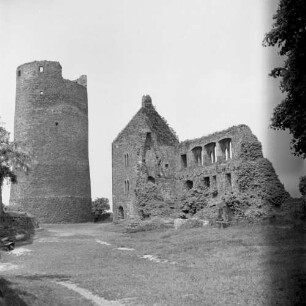 Münzenberg. Burg Münzenberg. Teilansicht der Ruine mit Bergfried