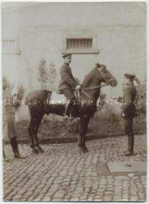 Junger Offizier auf seinem Pferd