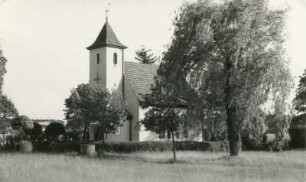 Blick auf die Kirche außerhalb des Ortes Weißkollm : Pohlad na cyrkej zwonka Běłeho Chołmca