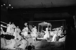 Szenenbilder aus der Operette "Orpheus in der Unterwelt" von Jaques Offenbach an der Komischen Oper Berlin : Szenenbild