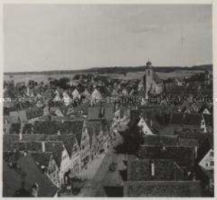 Dinkelsbühl, Blick vom Segringer Tor in die Segringer Straße mit Kirche St. Georg