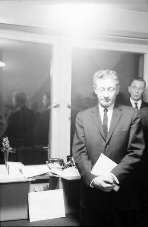Freiburg: Amerikahaus, Übergabe der Bibliothek, Oberbürgermeister Dr. Keidel, Mr. Caroll