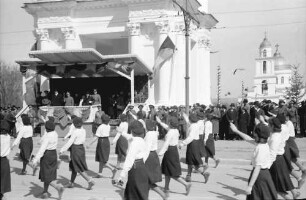 Chisinau: Vorbeimarsch Schulmädchen