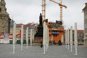 Dresden-Altstadt. Neumarkt. Blick über das Denkmal für Friedrich August II. zurm Quartier III
