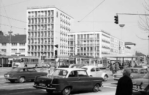 Freiburg: Platz am Siegesdenkmal mit Verkehr