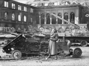 Bautzen. Kriegsschäden 1945. Zerstörte Panzer vor der Ruine des Bahnhofsgebäudes (Ostflügel und Mittelbau)