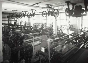 Teppichfabrik Traugott Bauch. Maschinensaal mit Webmaschinen : Roßwein. Teppichfabrik Traugott Bauch. Maschinensaal mit Webmaschinen