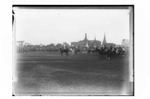 Militärparade beim Königspalast : Bangkok. Militärparade, im Hintergrund der Große Palast, die Residenz des Thailändischen Königs, 1908/1909