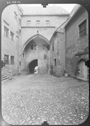 Rochlitz. Schloß (12.-14. Jh.). Querhaus mit Kapelle über den Schloßhof