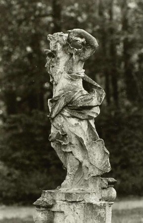Nymphe mit erhobenem Arm
