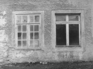 Altenberg, Bachstraße 5. Wohnhaus. Fassadendetail: geteiltes und großflächiges Fenster (Erdgeschoß)
