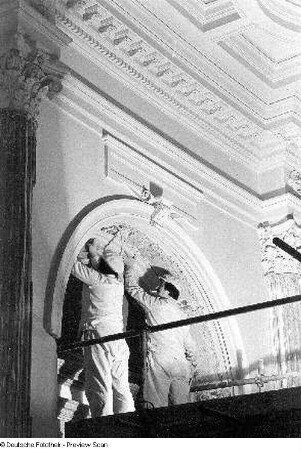 Opernhaus. Einsetzen vorgefertigter Stuckprofile in die Fensternischen des oberen Rundfoyers