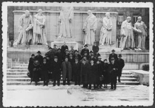 Zum Gruppenportrait aufgestellte Teilnehmer einer Reisegruppe mit Geschäftsleuten aus Bulgarien um Hristo Petrow Dimitrow am Lajos Kossuth-Denkmal am Parlamentsgebäude in Budapest