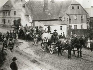 Seifhennersdorf (Kreis LöbtauZittau). Straßenbau unter Einsatz einer Dampfwalze