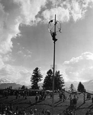 Festplatz mit Maibaum, wahrscheinlich in Sonthofen