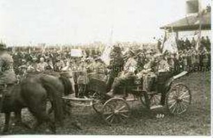 Reichspräsident von Hindenburg bei der Einweihung des Tannenberg-Denkmals