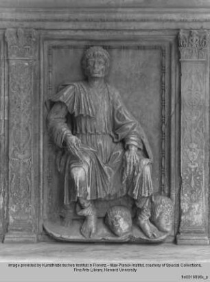 Marmorbank : Reliefs der Rückenlehne