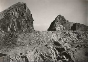 Lüptitzer Spitzberg bei Wurzen. Pyroxenquarzporphyr. Reste des Berges, die noch im Steinbruchsbetrieb abgetragen werden