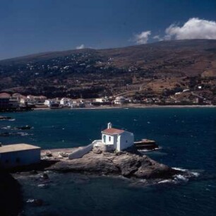 Andros, Hafenkirche und Inselhauptstadt in der Mitte der Ostküste