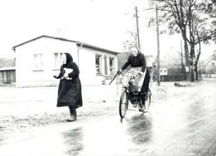Frauen in Mühlrose : Kleidung - Schleifer Tracht. Ort: Miłoraz / Mühlrose. Zwei Frauen am Konsum.