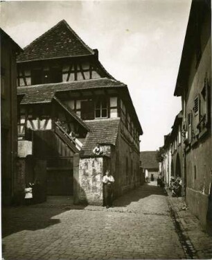Dorfstrasse mit Fachwerkhaus